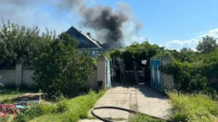 Hình ảnh hậu quả cuộc pháo kích tại ngôi nhà của nạn nhân người Ukraine 