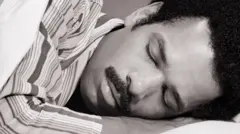 wani mutum yana barci