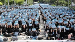 ကျောင်းဆရာတစ်ဦး မိမိကိုယ်ကို သတ်သေမှုကြောင့် ဆရာ၊ ဆရာမ တစ်သိန်း ကျော် ဆန္ဒပြ