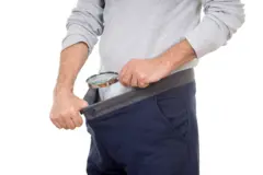 Nwoke na-ekiri odogwu ya n'enyo