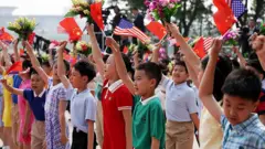 2026年5月14日，一群儿童在北京人民大会堂为美国总统特朗普举行的欢迎仪式进行排练。