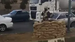 اکانت توییتر ۱۵۰۰ تصویر با انتشار این عکس نوشت: «پیام: کل شهر زاهدان یکی شده با بلوک و سنگر و دژ و ایست»
