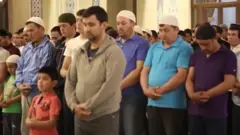 Масжидда катталар билан бирга намоз ўқиётган болалар