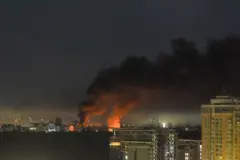 Fumaça saindo de um incêndio durante ataques com drones e mísseis em Kiev em 2 de junho de 2026, em meio à invasão russa da Ucrânia