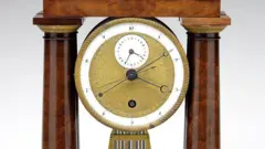 अठराव्या शतकात फ्रेंच राज्यक्रांती नंतर सत्तेत आलेल्या नव्या सरकारनं वेळ मोजण्याची नवीन दशमान पद्धत वापरायला सुरुवात केली. तेव्हा दशमान पद्धतीनुसार बनवण्यात आलेलं हे घड्याळ. आज हे घड्याळ ऐतिहासिक दस्तऐवज म्हणून केंब्रिज विद्यापीठातील फिट्सविल्यम संग्रहालयात ठेवलेलं पाहायला मिळतं.