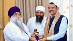 ਦਮਦਮੀ ਟਕਸਾਲ ਦੇ ਮੁਖੀ ਹਰਨਾਮ ਸਿੰਘ ਧੁੰਮਾਂ ਅਤੇ ਮਹਾਰਾਸ਼ਟਰ ਦੇ ਮੁੱਖ ਮੰਤਰੀ ਦੇਵੇਂਦਰ ਫੜਨਵੀਸ