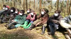 Bamwe mu nyeshyamba za Red-Tabara zafashwe bafashwe beretswe abagize itsinda rya gisirikare rya EJVM