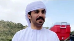 سعود القحطاني مرتدياً زياً تقليدياً خليجياً لونه أبيض. الشاعر شاب، وله شعر أسود وشارب أسود ولحية سوداء خفيفة. ينظر إلى الأمام مبتسماً وخلفه أعشاب خضراء ومركبة.