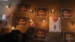 Des affiches illustrant le garçon en train de se laver à côté de bougies.