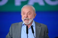 Lula falando ao microfone 
