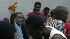 Abimukira bari mu bigo bafungiyemo muri Libya