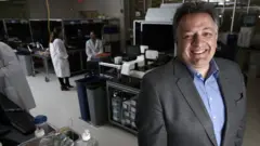 Noubar Afeyan en los laboratorios de Moderna.