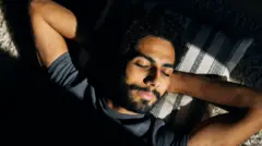 Homem deitado com os olhos fechados