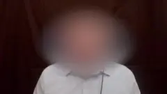 BBC suhbatdoshi kiberxavfsizlik sohasida uzoq yillardan beri ishlab keladi. U o‘z shaxsi sir saqlanishini so‘radi. 