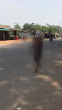 எலும்புக்கூட்டுடன் வங்கிக்கு வந்த நபர்