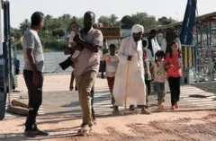 نازحون سودانيون بعد عبورهم إلى مصر 