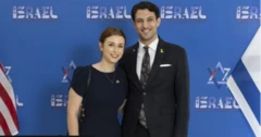 Öldürülen Sarah Milgrim (solda) ve Yaron Lischinsky'nin birbirlerine sarılı halde fotoğrafları