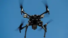 La police kenyane a commencé à utiliser des drones pour identifier les brasseries illégales.