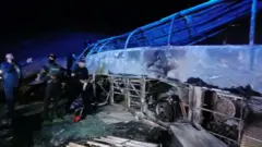 حافلة متفحمة