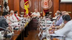 දෙමළ ජාතික සන්ධානය සමඟ මාර්තු (25) පෙරවරුවේ ජනාධිපති කාර්යාලයේ පැවති සාකච්ඡාවේදී ජනාධිපතිවරයා දෙමළ ජාතික සන්ධානයට ආරාධනා කර සිටියේ රජය සමග එක්ව කටයුතු කරන ලෙසයි.