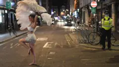 Танцовщица в лондонском Сохо