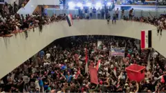 لحظة اقتحام متظاهرين مبنى البرلمان العراقي