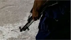 সকাল সাতটার দিকে সেই ওয়েট মেশিনের মতো বস্তুটির বিস্ফোরণ ঘটলে চার জন পুলিশ সদস্য ও একজন সাধারণ নাগরিক আহত হয়।