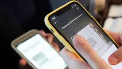 Проверка QR-кода на смартфоне