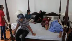 राष्ट्राध्यक्षांच्या निवासस्थानी घुसलेले लोक