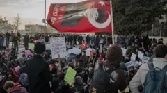 Ellerinde Atatürk portreli bayrak ve pankartlarla gösteri düzenleyen üniversite öğrencileri 