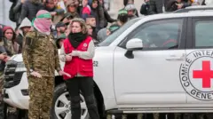 ХАМАС согушкери жана Кызыл чырым уюмунун кызматкери. Рафахта туткундарды бошотуу учуру, 22-февраль