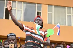 رجل يلوح بعلمي روسيا والنيجر في استاد الجنرال سيني كونتشي في العاصمة نيامي، 13 أغسطس/آب 2023 