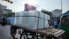 ভ্যানে করে বরফ নিয়ে যাওয়া হচ্ছে