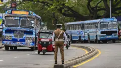 මාර්ගයක රාජකාරියේ නියුතු රථවාහන පොලිස් නිලධාරියෙක්