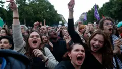 フランス国民会議選の結果に喜ぶパリ市民
