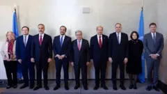 Guterres, ortada Cenevre'deki toplantıya katılanlarla birlikte.