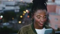 ቴሌፎን ትጥቀም ዘላ ጓል ኣንስተይቲ
