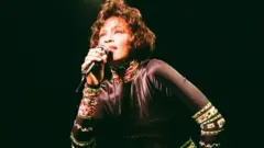 Houston durante um show em 1993, como parte da turnê mundial de "O Guarda-Costas"