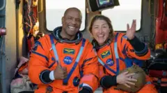 Віктор Гловер та Крістіна Кох на палубі авіаносця USS John P Murtha