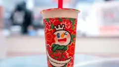 O mascote Snow King estampado em um copo em uma loja da Mixue em Pequim, China