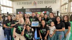 Equipe de professores da Escola Estadual Parque dos Sonhos com certificado do prêmio internacional