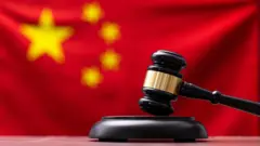 中国国旗の前に槌がある