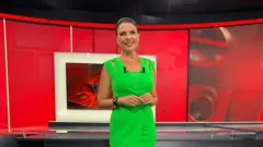 Fıstık yeşili bir elbise giyen Ece Üner stüdyoda görünüyor