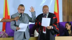Guddoomiyaha Tigray People's Liberation Front, Dr. Debretsion Gebremichael, oo gudanaya dhaarta xilka