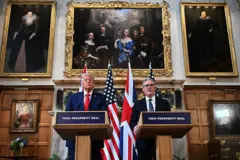 O presidente dos EUA, Donald Trump, e o primeiro-ministro do Reino Unido, Keir Starmer, realizam uma coletiva de imprensa em Chequers, ao final de uma visita de Estado, em 18 de setembro de 2025, em Aylesbury, Inglaterra
