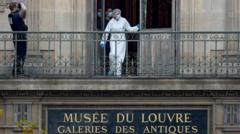 仏ルーヴル美術館館長、強盗犯が侵入した窓を映す「監視カメラなかった」　察知に遅れ