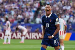 Mbappe comemora classificação contra o Paraguai