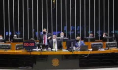 Mesa diretora da Câmara durante sessão plenária que aprovou medida provisória que viabilizou privatização da Eletrobras, em 20 de maio de 2021