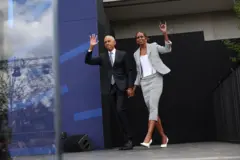 O casal Obama acena durante a inauguração do Centro.