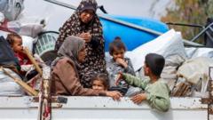 ガザ南部ラファから逃れるため、車の荷台に乗るパレスチナ人（13日）